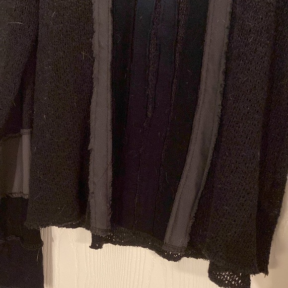 Gimmicks by BKE tan and gray-blue v neck top size medium - Picture 4 of 7